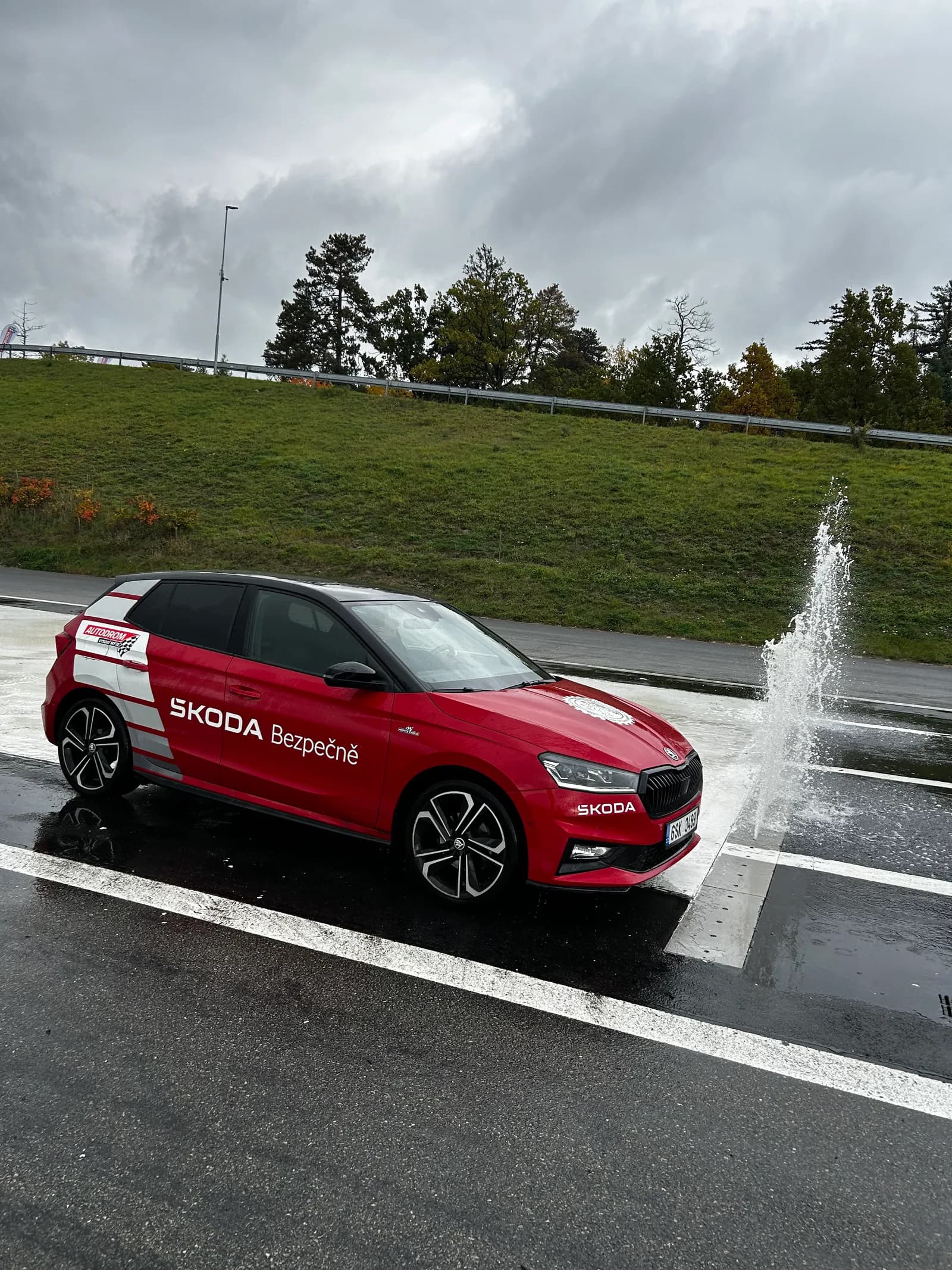 Brzdění na mokrém polygonu — Škoda