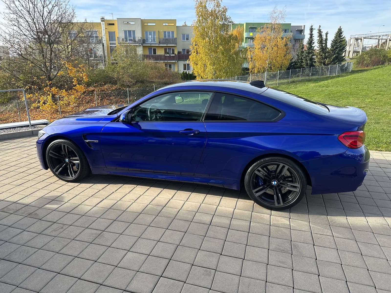 BMW M4 v modré barvě