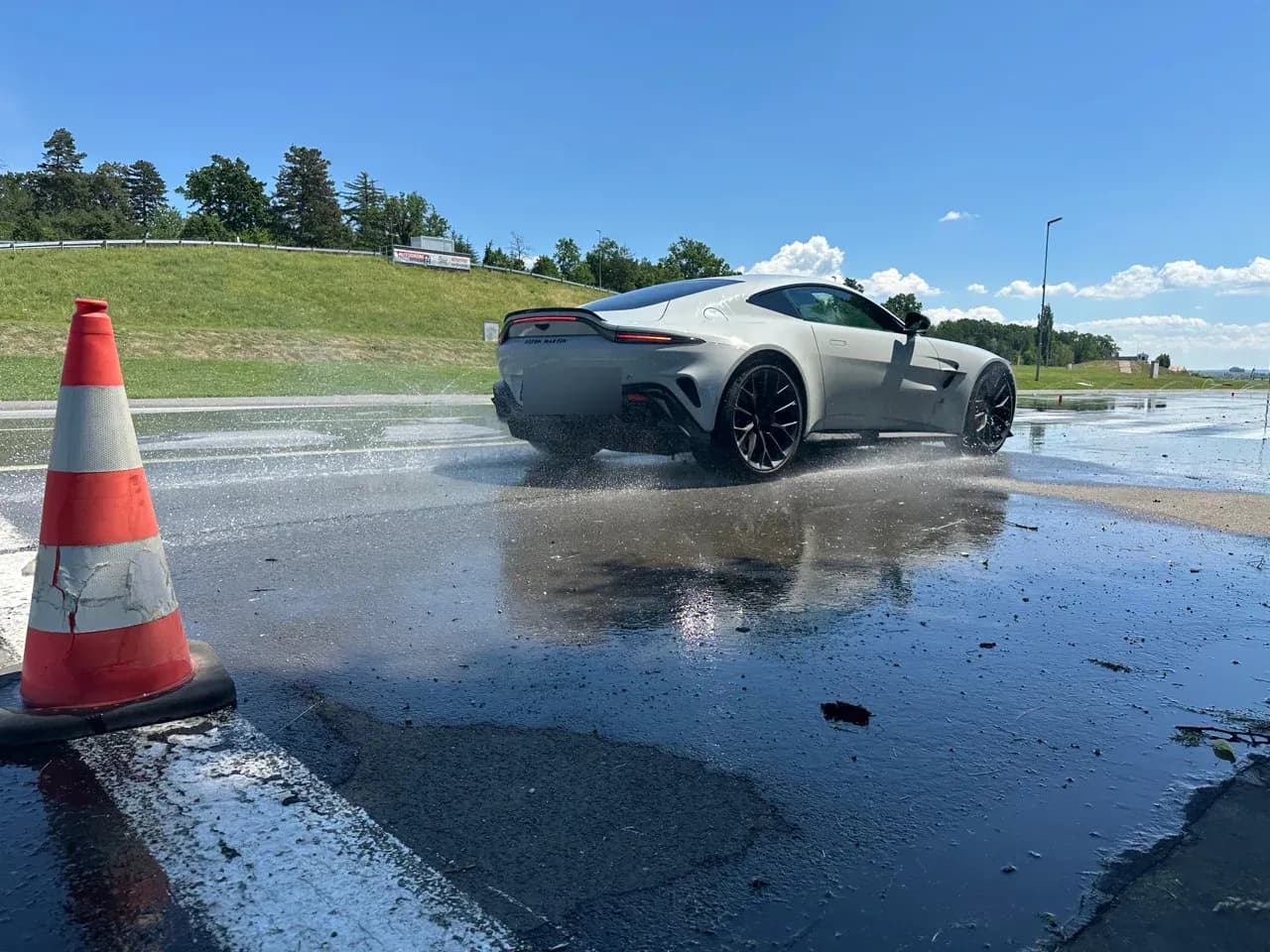 Aston Martin na mokré trati polygonu