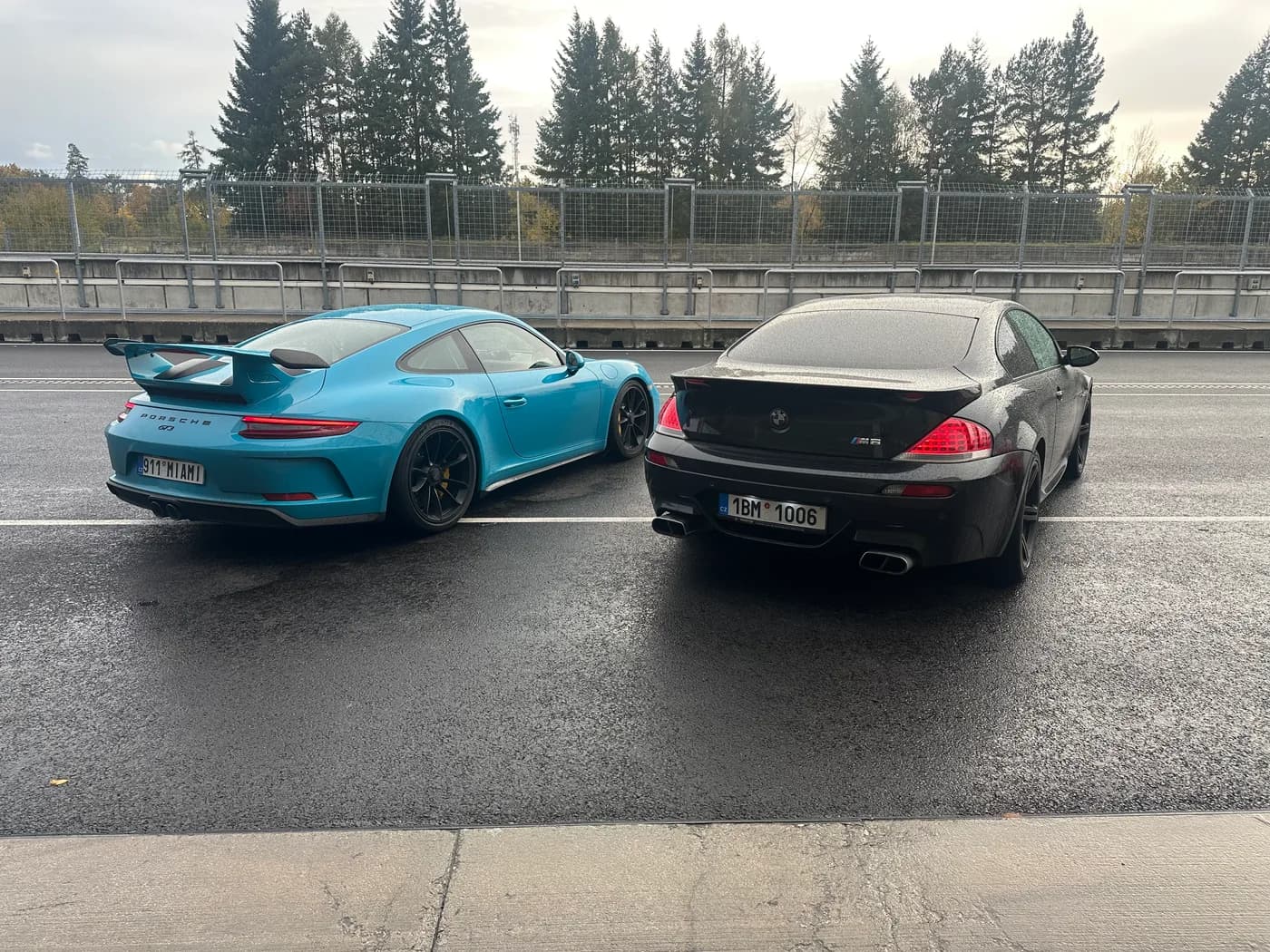 Porsche GT3 a BMW M6 na závodní dráze